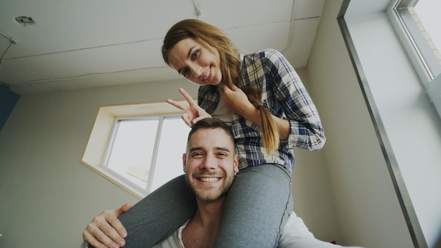 POV von glücklich lächelnden und schönen Paaren machen Selfie-Portrait auf Smartphone-Kamera