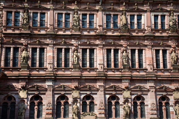 Povo alemão e viajantes estrangeiros caminhando visitam e viajam dentro do Castelo de Heidelberg e o alemão chamado Heidelberger Schloss é uma ruína e marco de Heidelberg em BadenWurttemberg Alemanha
