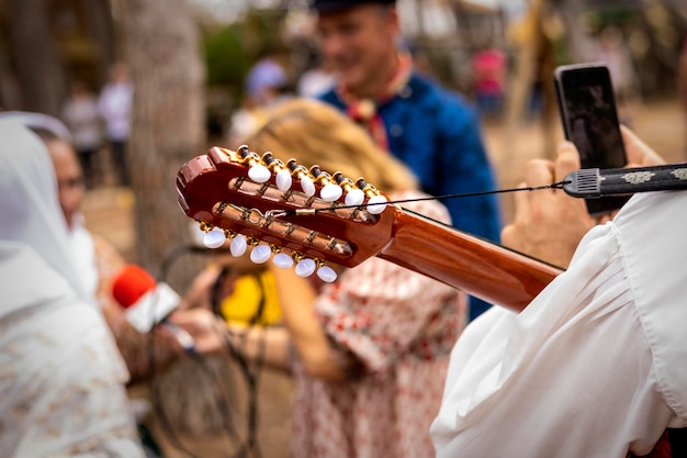 Povo alemão na espanha vestindo trajes tradicionais de seu país