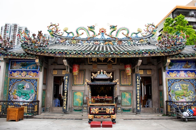 Povo chinês rezando a estátua de Deus e deusa do anjo em Guandi shirne e Templo Jinping da Rainha do Céu na cidade de Shantou ou Swatow em 9 de maio de 2018 em Guangdong China