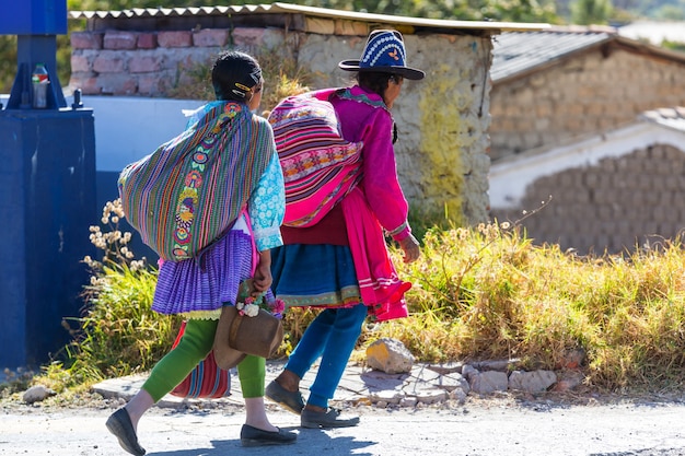 Povo peruano na rua da cidade