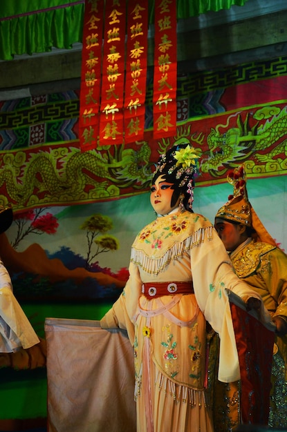 Povo tailandês de ascendência chinesa atuando tocando presente ópera clássica contemporânea chinesa tradicional para mostrar a população local no festival de feliz ano novo na cidade em 13 de março de 2011 em Bangkok Tailândia