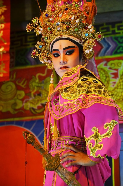 Povo tailandês de ascendência chinesa atuando tocando presente ópera clássica contemporânea chinesa tradicional para mostrar a população local no festival de feliz ano novo na cidade em 13 de março de 2011 em bangkok tailândia