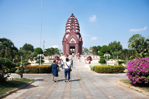 Povo tailandês e viajantes rezando para proteger e trazer boa sorte com City Pillar Shrine no centro da cidade em janeiro de 302018 em Prachuap Khiri Khan Tailândia