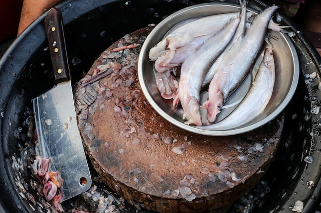 Foto povos asiáticos dissecar peixe