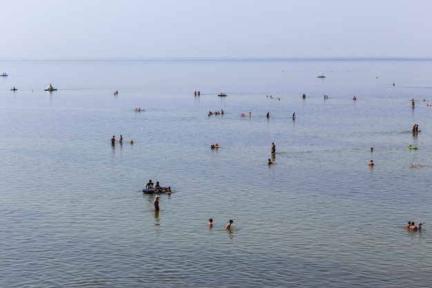 Povos na praia no Mar Negro antes da guerra