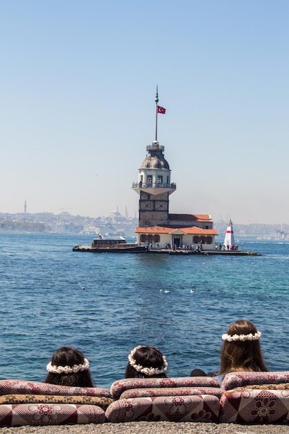 Povos para a torre das donzelas