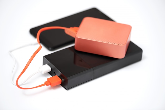 Power Bank, Bluetooth-Lautsprecher und Smartphone.