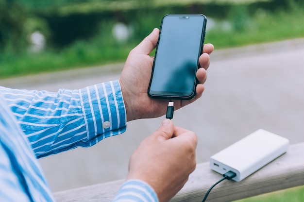 Power Bank lädt das Telefon auf.