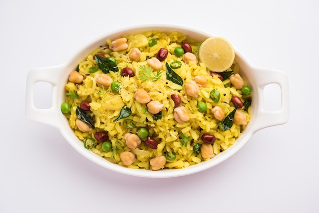 Power Kabuli Chana Poha o Choley Pohe rico en proteínas, popular Maharashtrian, receta de desayuno indio, enfoque selectivo