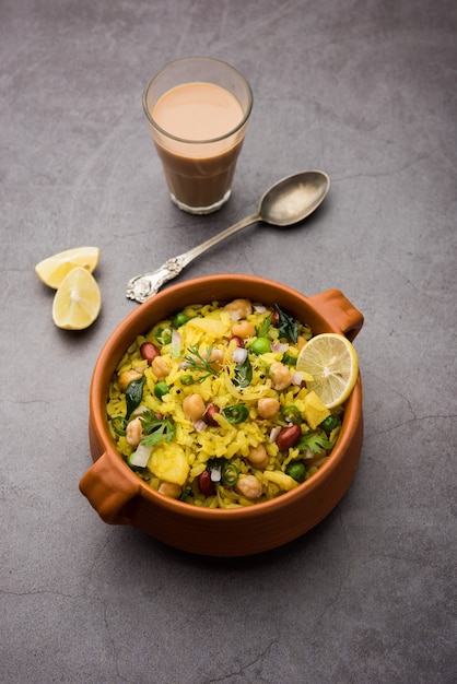 Power Kabuli Chana Poha o Choley Pohe rico en proteínas, popular Maharashtrian, receta de desayuno indio, enfoque selectivo