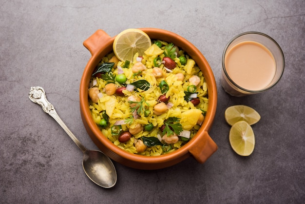 Power Kabuli Chana Poha o Choley Pohe rico en proteínas, popular Maharashtrian, receta de desayuno indio, enfoque selectivo