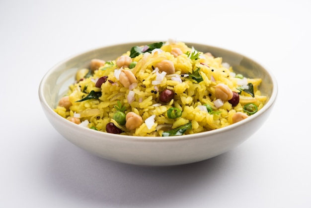 Power Kabuli Chana Poha oder Protein Rich Choley Pohe, beliebtes Maharashtrian, indisches Frühstücksrezept, selektiver Fokus