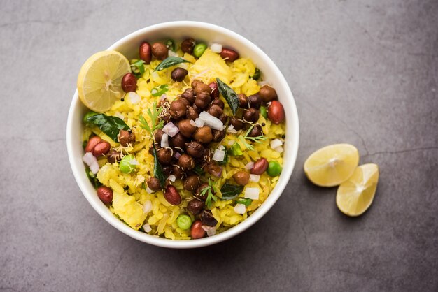 Power Kabuli Chana Poha oder Protein Rich Choley Pohe, beliebtes Maharashtrian, indisches Frühstücksrezept, selektiver Fokus