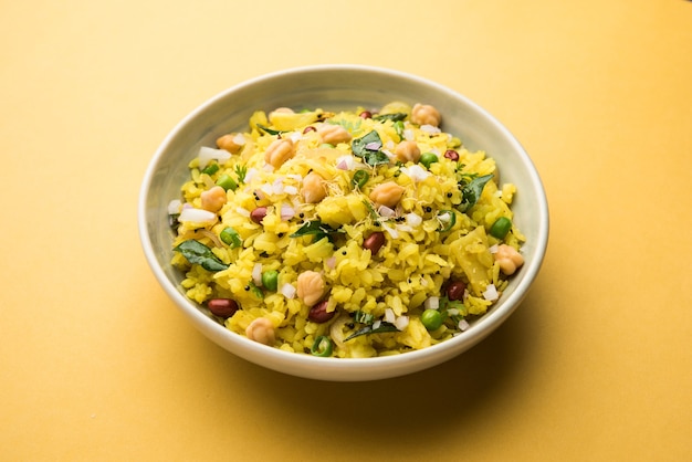 Foto power kabuli chana poha ou choley pohe rico em proteínas, popular maharashtrian, receita de café da manhã indiano, foco seletivo