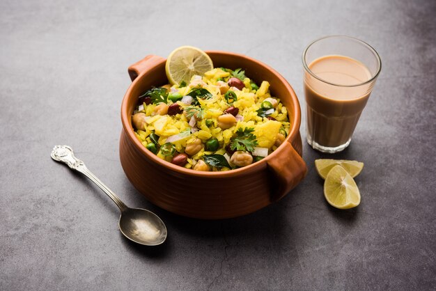 Power kabuli chana poha ou choley pohe rico em proteínas, popular maharashtrian, receita de café da manhã indiano, foco seletivo