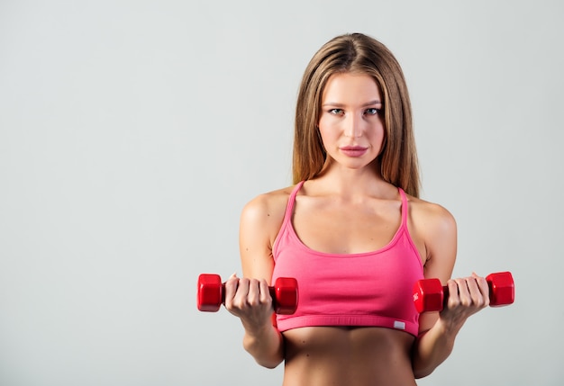 Power mancuernas de entrenamiento, hermosa mujer joven