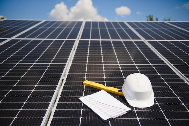 Power-solarpanel auf blauem himmelshintergrundalternatives sauberes grünes energiekonzept