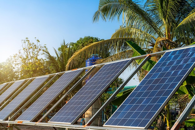 Power-Solarpanel für die Landwirtschaft in einem ländlichen Hausgebiet Landwirtschaftliche Felder blauer Himmelshintergrund, Agro-Industrie des Haushalts Ländlicher Stil in Thailand, intelligentes Farm-Alternativ-Konzept für saubere grüne Energie