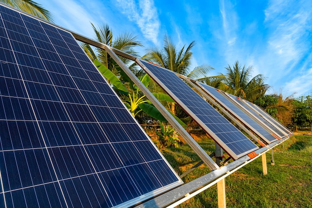 Power-Solarpanel für die Landwirtschaft in einem ländlichen Hausgebiet Landwirtschaftliche Felder blauer Himmelshintergrund, Agro-Industrie des Haushalts Ländlicher Stil in Thailand, intelligentes Farm-Alternativ-Konzept für saubere grüne Energie