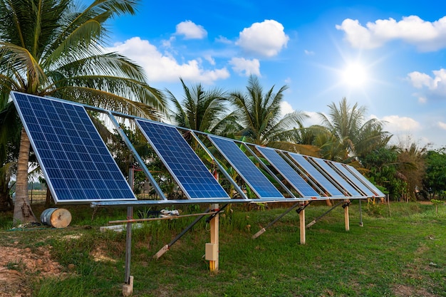 Power-Solarpanel für die Landwirtschaft in einem ländlichen Hausgebiet Landwirtschaftliche Felder blauer Himmelshintergrund, Agro-Industrie des Haushalts Ländlicher Stil in Thailand, intelligentes Farm-Alternativ-Konzept für saubere grüne Energie