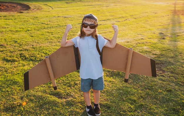 Power-Superhelden-Kind zeigt Muskeln Junge träumt vom Fliegen Sorglos spielendes Kind im Freien Reisen und ...