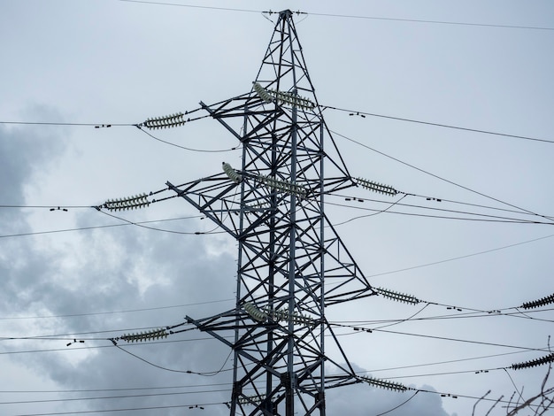 Power Tower Nahaufnahme vor einem grauen Himmel im Winter. Energieübertragungs- und Kommunikationstechnologien. horizontales Foto