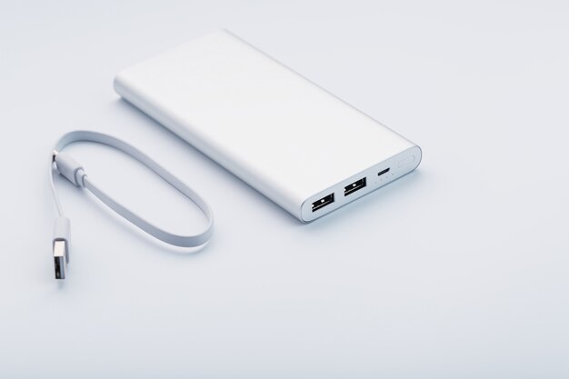 Powerbank para cargar dispositivos móviles con cable,