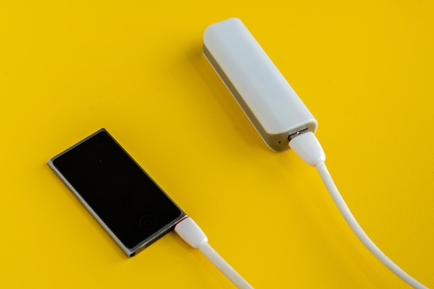 Powerbank carrega o smartphone moderno ou novo gadget