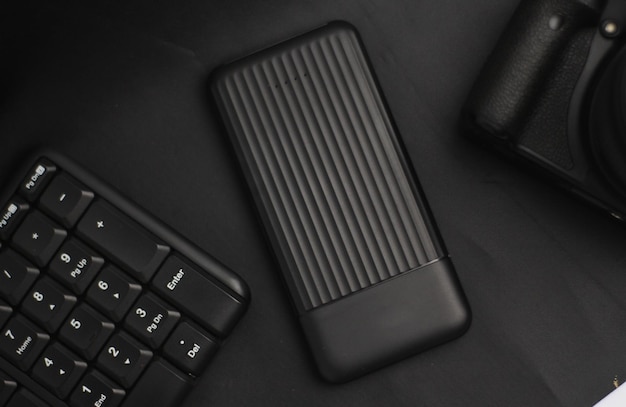 Foto powerbank negro con tema negro