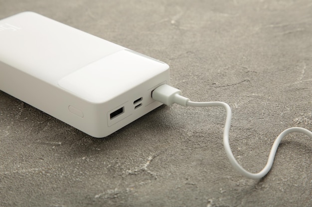 Powerbank portátil con cable usb sobre fondo gris