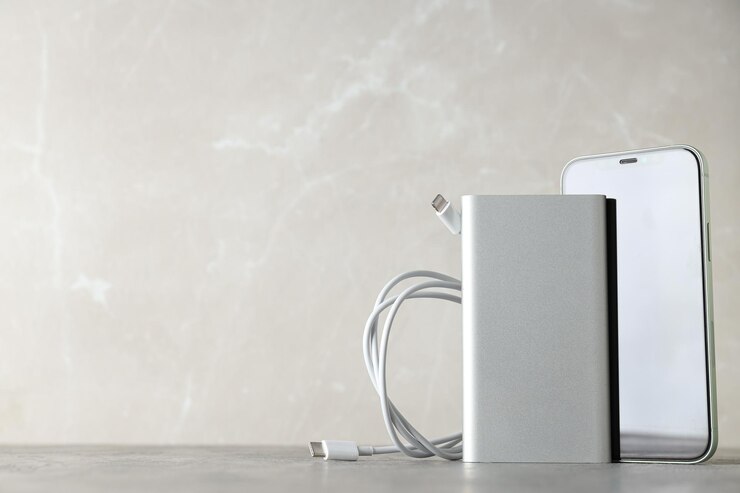 Powerbank y teléfono inteligente en un espacio de fondo claro para texto