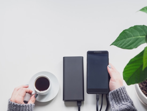 Powerbank und Telefon auf dem Tisch