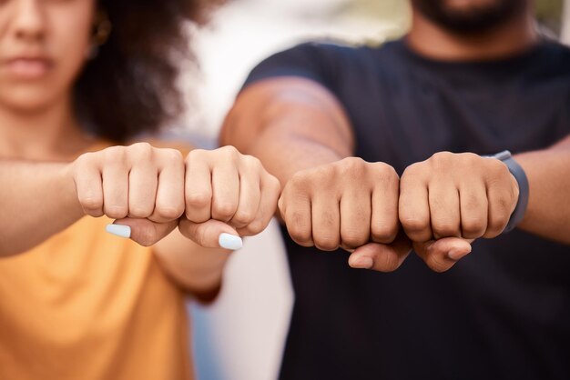 Foto powerfaust und protest gegen rassismus, solidarität und unterstützung der gleichberechtigung der jugend, um gemeinsam mit schwarzen männern, afroamerikanischen frauen und studenten mit den händen für gerechtigkeit, vielfalt und sozialen wandel zu kämpfen