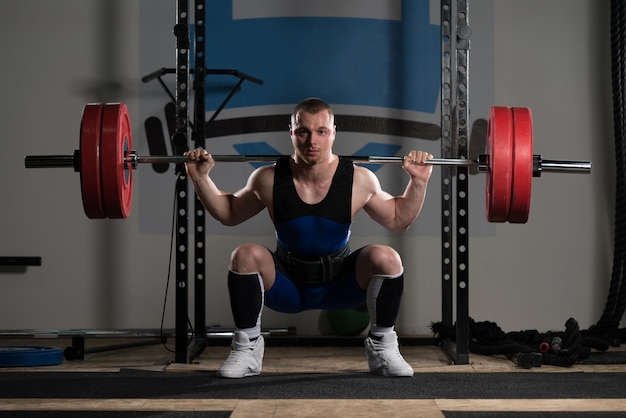 Powerlifter macht Übungen für die Beine mit Langhantel