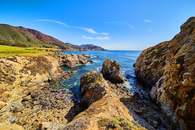 Pozas de marea junto a acantilados en el océano de la costa oeste