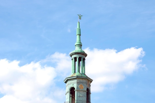 Poznan, Polônia, 15 de agosto de 2021, a cúpula de um prédio antigo contra o céu