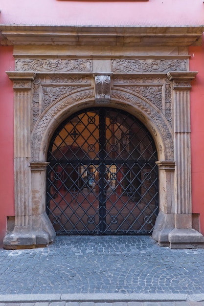 Poznangurka-Palast Eingang zum Innenhof Vintage schmiedeeiserne Tore im Vintage-Stil im Cent