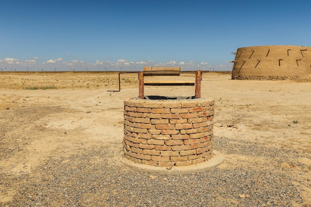 Pozo de agua en las estepas de la ciudad antigua Sawran de la región de Turkestán de Kazajstán