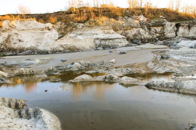 Pozo de arena con agua en cantera