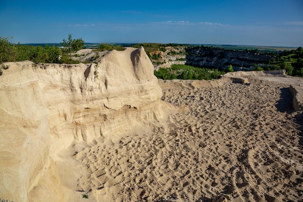 Pozo de arena en la reserva ucraniana de medobory