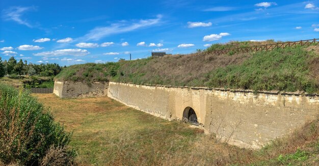 El pozo y el foso de la fortaleza de Tighina en Bender, Transnistria o Moldavia en un soleado día de verano