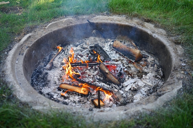 Un pozo de fuego con un palo de madera en él