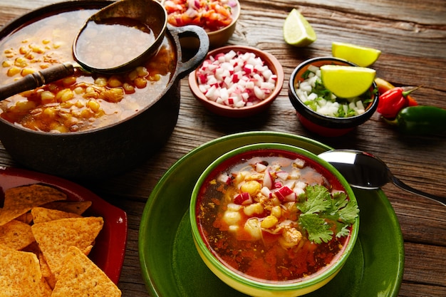 Pozole con mote de guiso de maíz grande de mexico