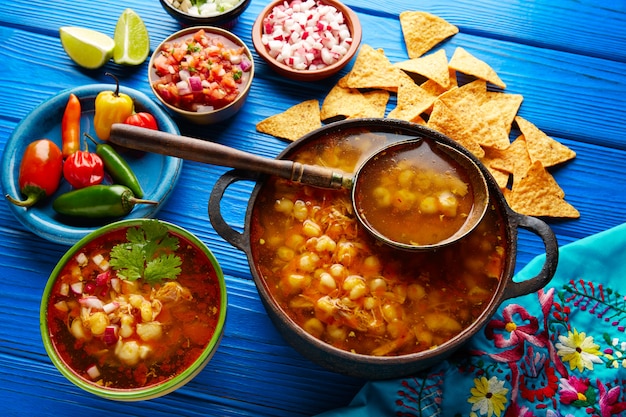 Pozole con mote de guiso de maíz grande de mexico