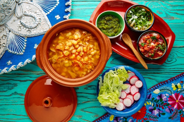 Pozole con mote de guiso de maíz grande de mexico