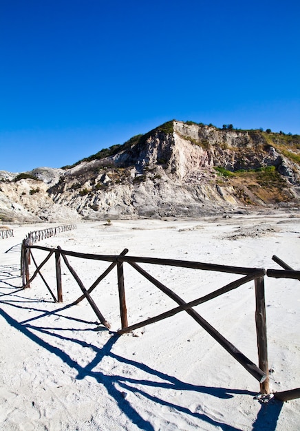 Pozzuoli, Italia. Zona de Solfatara, cráter volcánico aún en actividad.