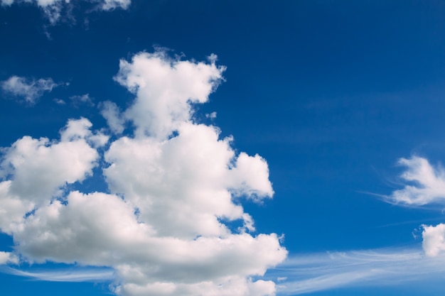 Üppig der wolkenblaue Himmel