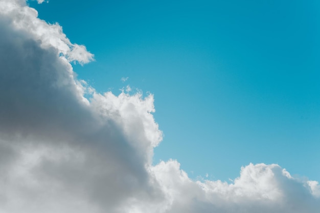 Üppige Gewitterwolken am hellblauen Himmel Sky Landschaft an einem sonnigen Tag im Freien kopieren Raum