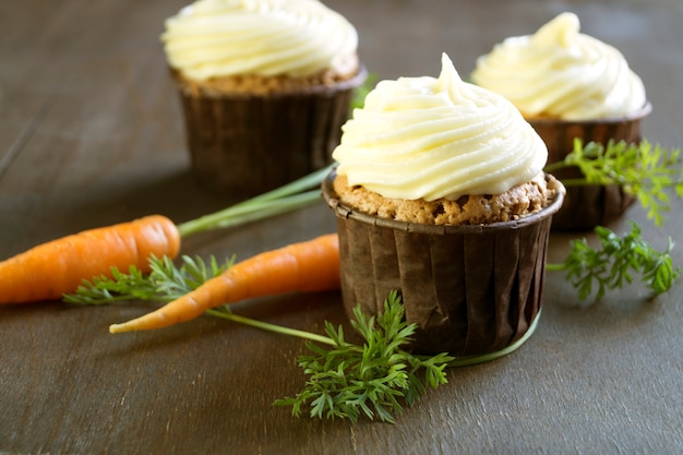 Üppige hausgemachte Karotten-Cupcakes.